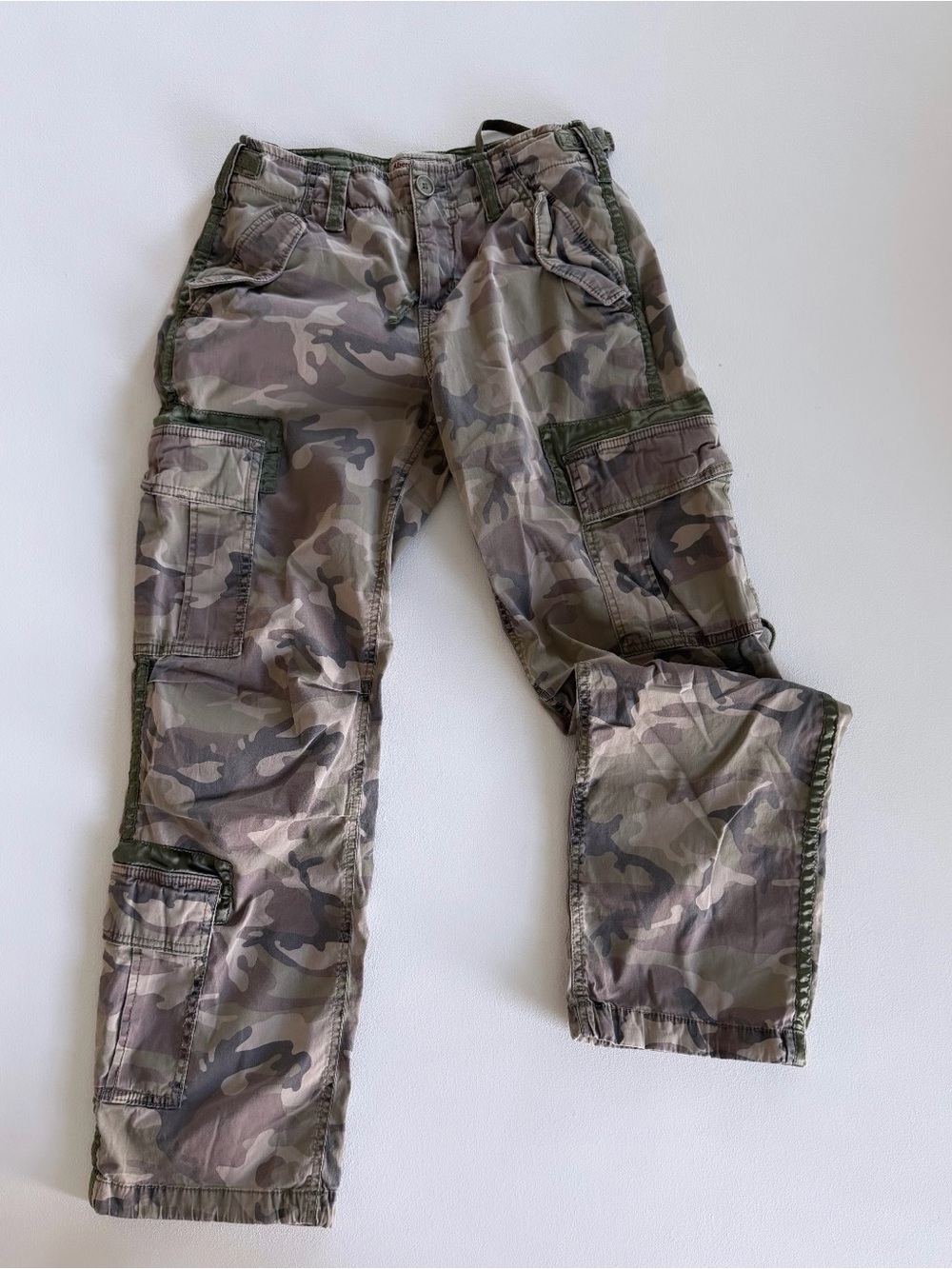 Vintage Abercrombie & Fitch Camo Cargo Pants
Size 25